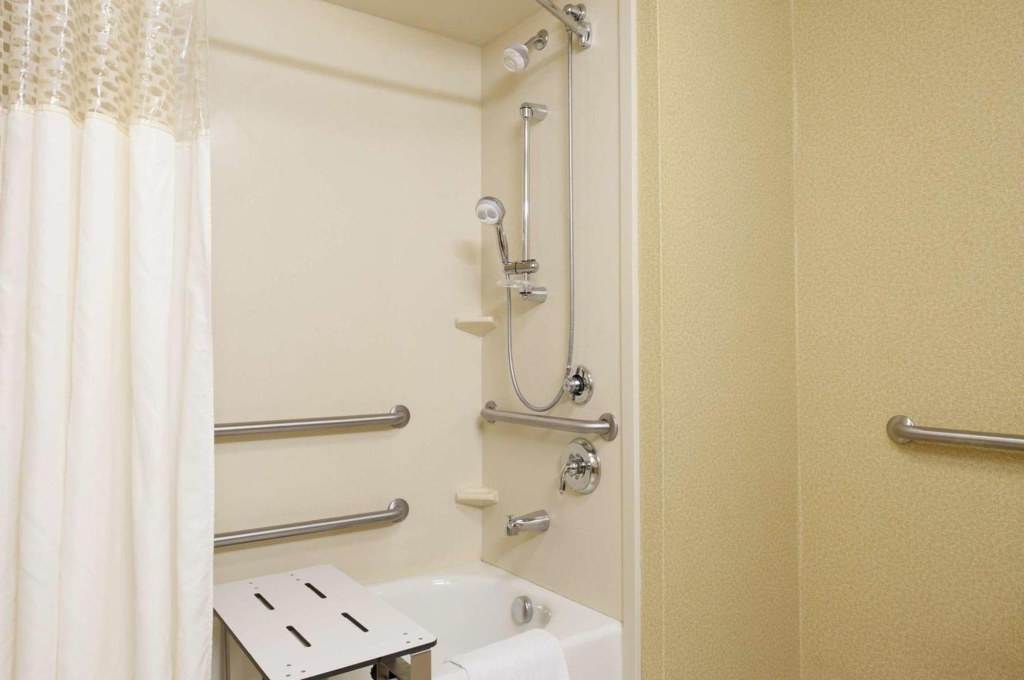 Double Room with Two Queen Beds and Bath Tub - Mobility Access